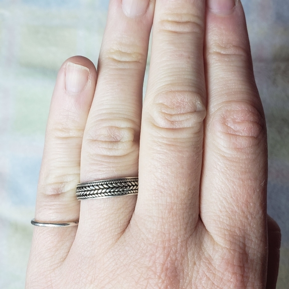 Two 925 Sterling Silver Band Rings - Picture 2 of 4